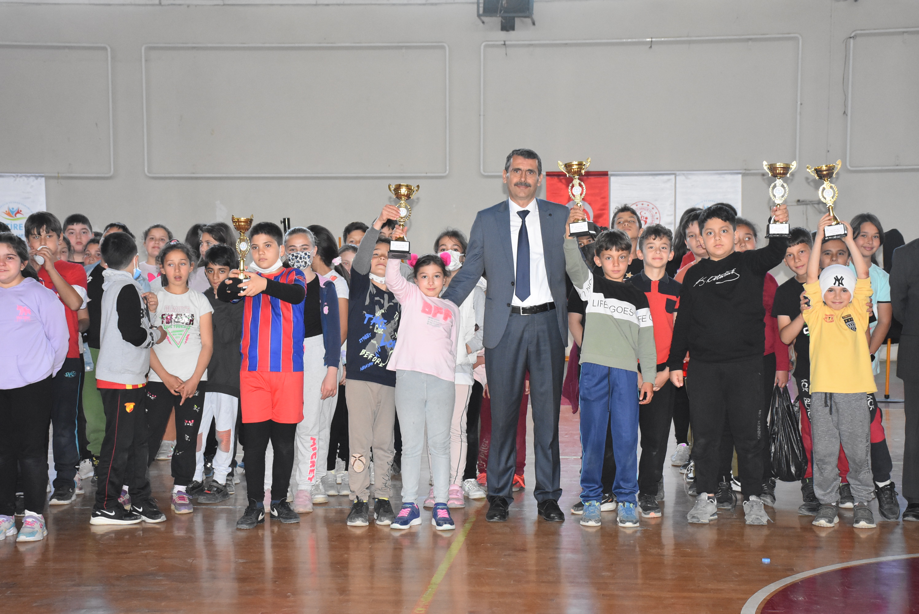 Tire Süt Kooperatifi Başkanı Osman Öztürk İlçe Gençlik ve Spor Müdürlüğünün Düzenlediği 23 Nisan Etkinliğine Katıldı
